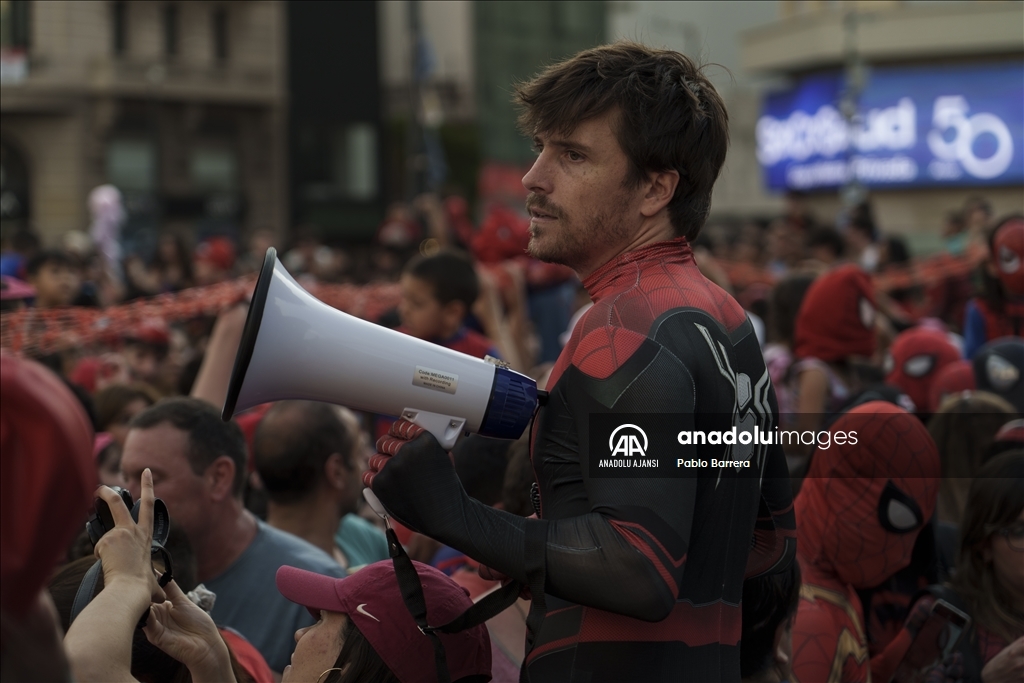 Arjantin'de 'Örümcek Adam' kostümü giyen çok sayıda kişi dünya rekoru için toplandı