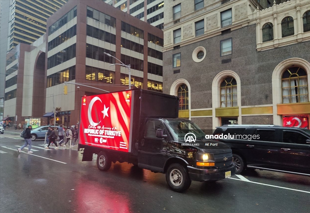 ABD'nin New York eyaletinde, Türk bayraklarıyla donatılmış dijital ilan kamyonları dolaştırıldı