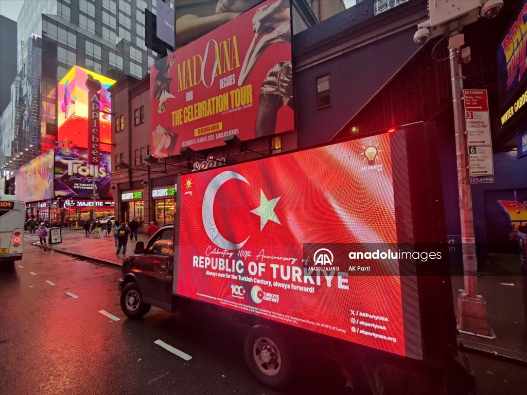 ABD'nin New York eyaletinde, Türk bayraklarıyla donatılmış dijital ilan kamyonları dolaştırıldı