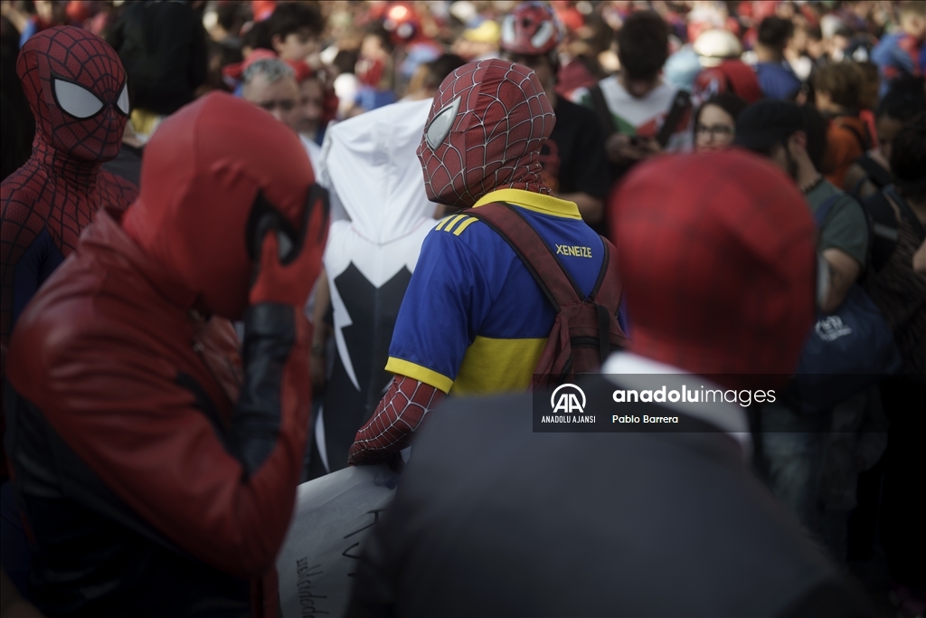 Arjantin'de 'Örümcek Adam' kostümü giyen çok sayıda kişi dünya rekoru için toplandı