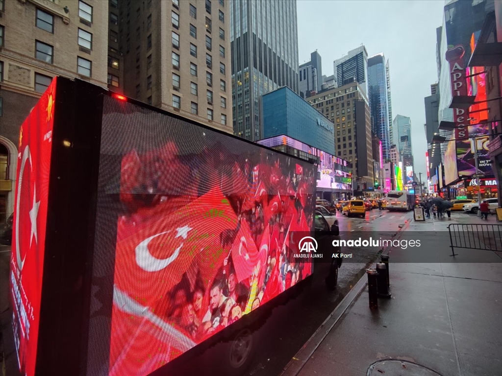 ABD'nin New York eyaletinde, Türk bayraklarıyla donatılmış dijital ilan kamyonları dolaştırıldı