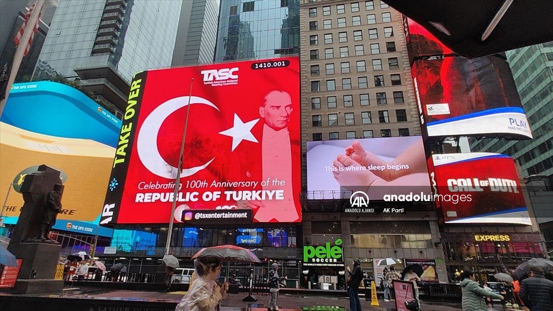 ABD'nin New York eyaletinde, Türk bayraklarıyla donatılmış dijital ilan kamyonları dolaştırıldı