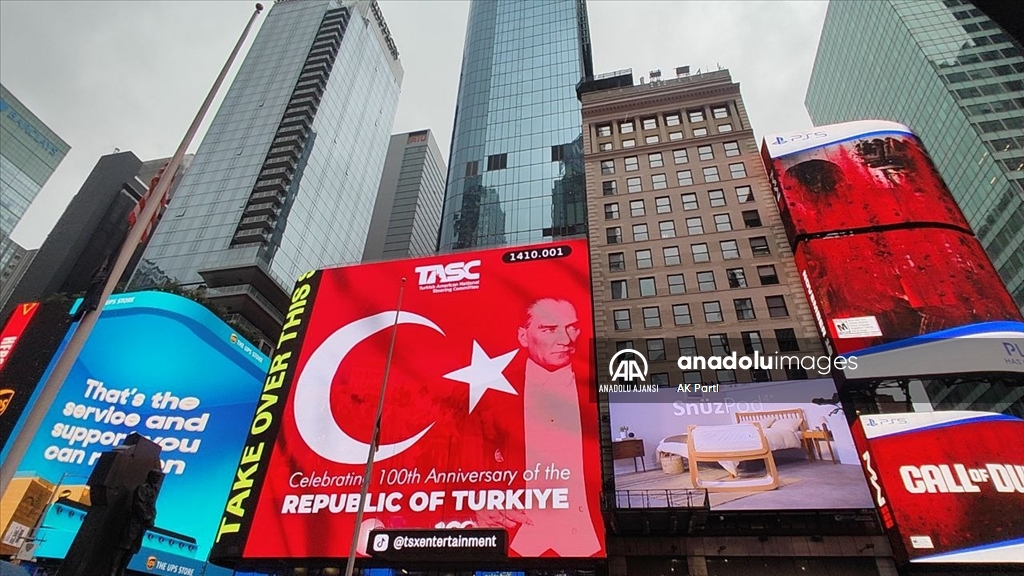 ABD'nin New York eyaletinde, Türk bayraklarıyla donatılmış dijital ilan kamyonları dolaştırıldı