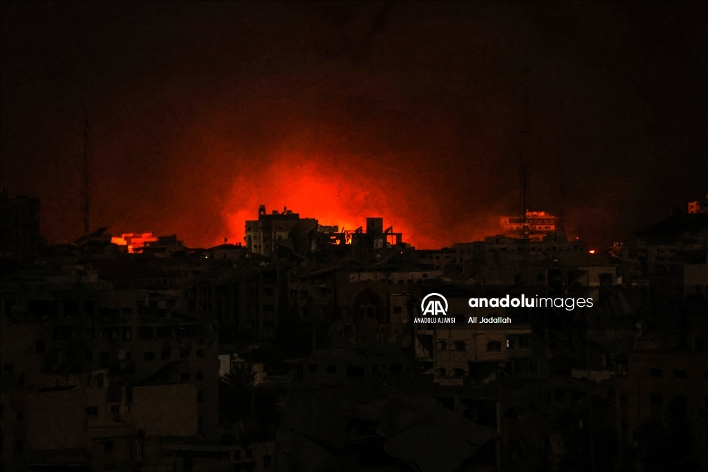 İsrail ordusunun Gazze'ye yönelik yoğun bombardımanı devam ediyor