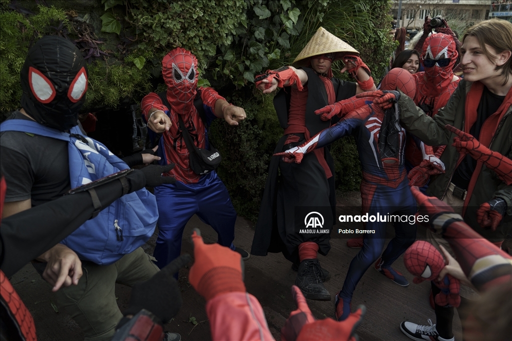 Arjantin'de 'Örümcek Adam' kostümü giyen çok sayıda kişi dünya rekoru için toplandı