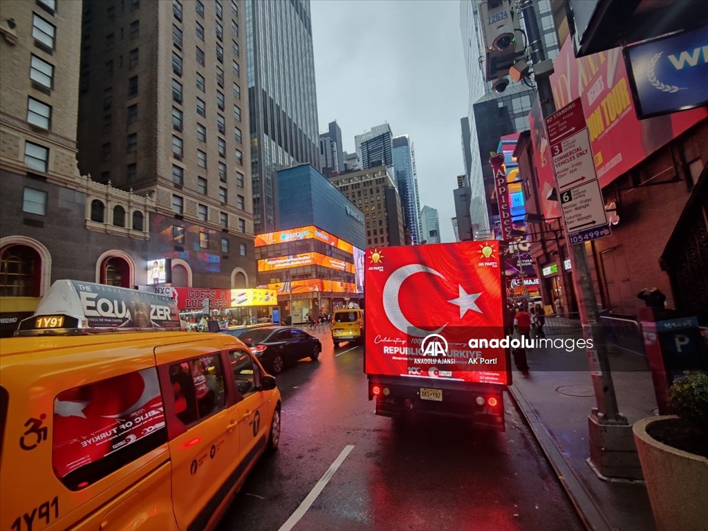 ABD'nin New York eyaletinde, Türk bayraklarıyla donatılmış dijital ilan kamyonları dolaştırıldı