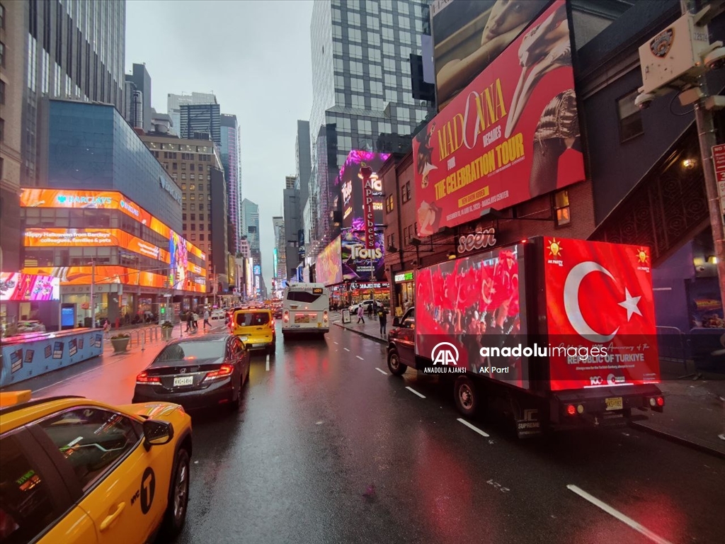 ABD'nin New York eyaletinde, Türk bayraklarıyla donatılmış dijital ilan kamyonları dolaştırıldı