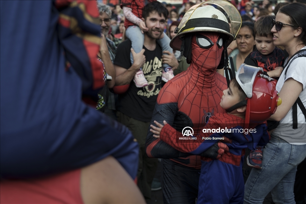 Arjantin'de 'Örümcek Adam' kostümü giyen çok sayıda kişi dünya rekoru için toplandı