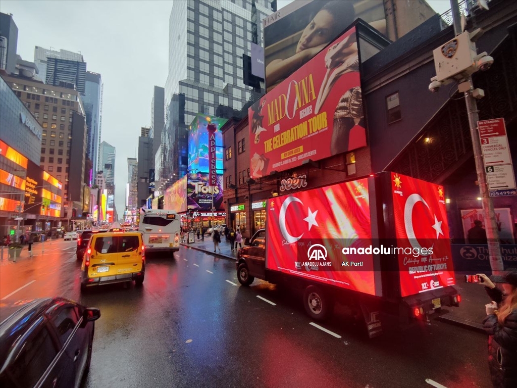 ABD'nin New York eyaletinde, Türk bayraklarıyla donatılmış dijital ilan kamyonları dolaştırıldı