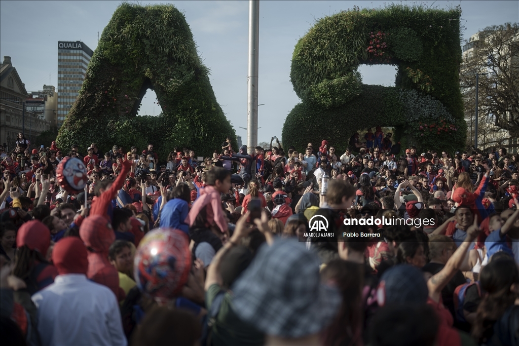 Arjantin'de 'Örümcek Adam' kostümü giyen çok sayıda kişi dünya rekoru için toplandı