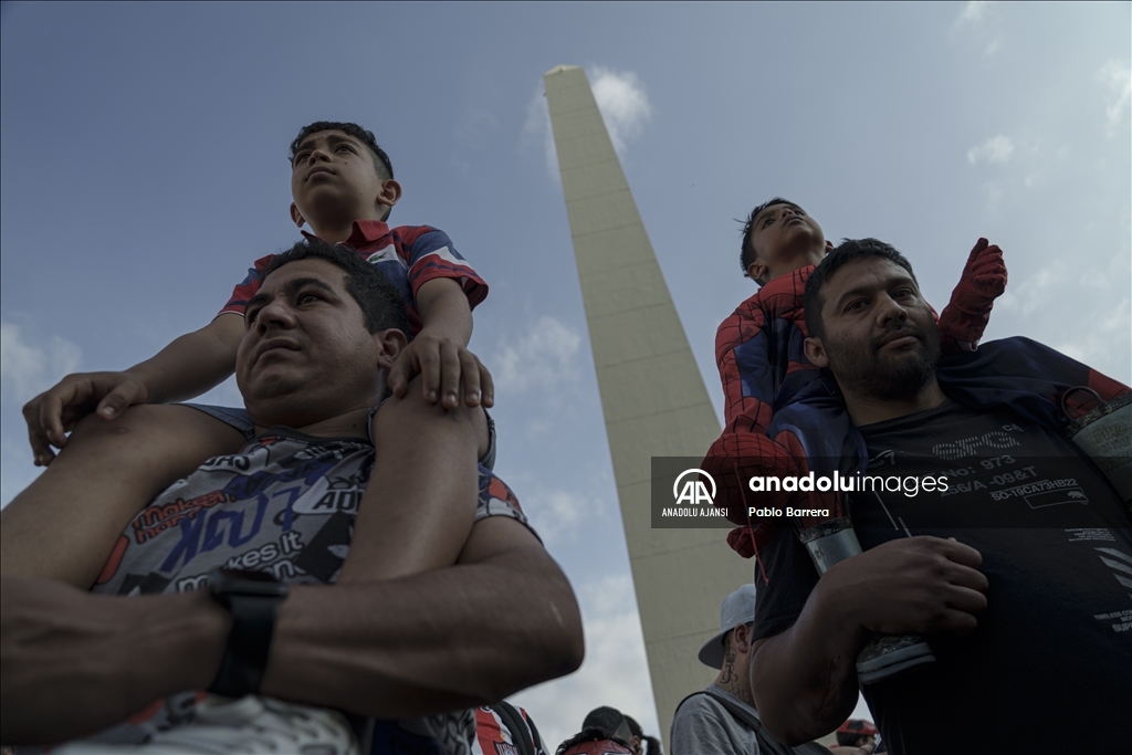 Arjantin'de 'Örümcek Adam' kostümü giyen çok sayıda kişi dünya rekoru için toplandı