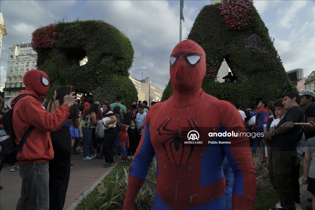 Arjantin'de 'Örümcek Adam' kostümü giyen çok sayıda kişi dünya rekoru için toplandı