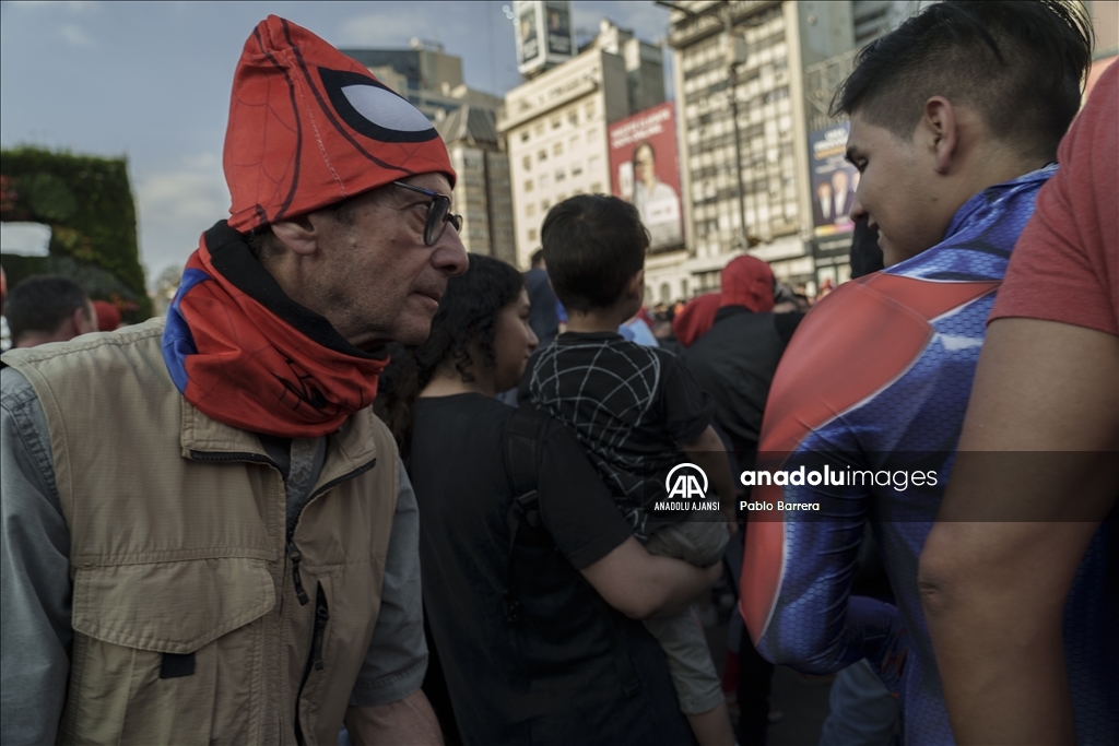 Arjantin'de 'Örümcek Adam' kostümü giyen çok sayıda kişi dünya rekoru için toplandı