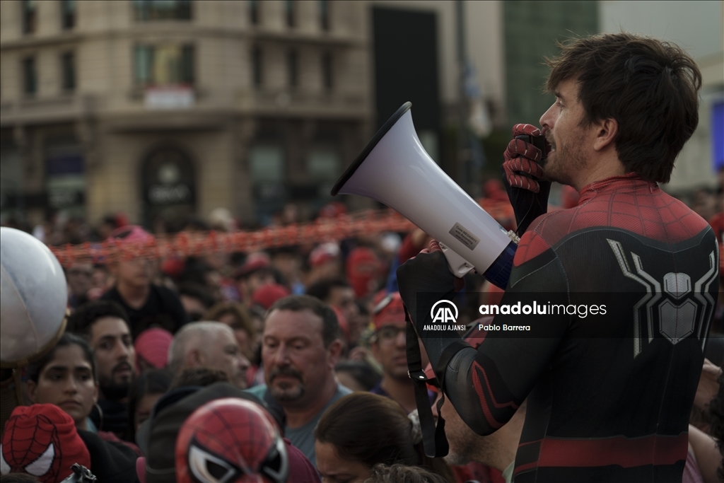 Arjantin'de 'Örümcek Adam' kostümü giyen çok sayıda kişi dünya rekoru için toplandı