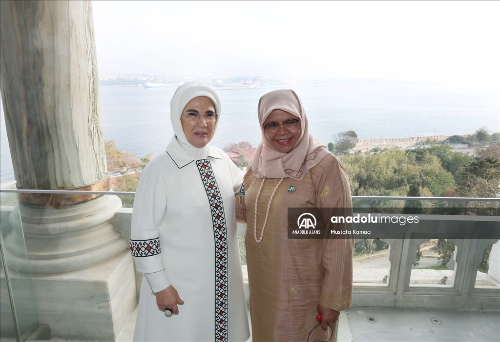 Emine Erdoğan, devlet başkanlarının eşleriyle Topkapı Sarayı'nı gezdi