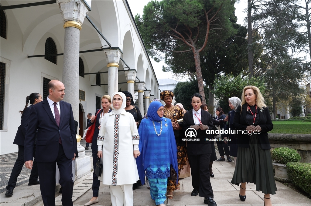 Emine Erdoğan, devlet başkanlarının eşleriyle Topkapı Sarayı'nı gezdi