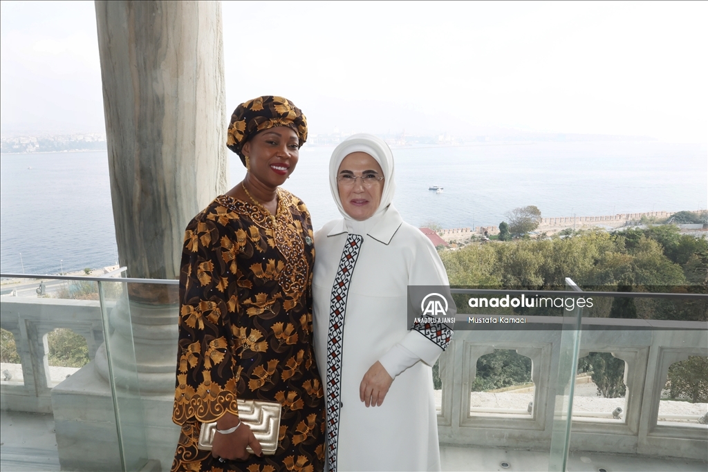 Emine Erdoğan, devlet başkanlarının eşleriyle Topkapı Sarayı'nı gezdi