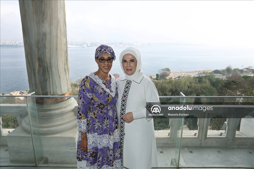 Emine Erdoğan, devlet başkanlarının eşleriyle Topkapı Sarayı'nı gezdi