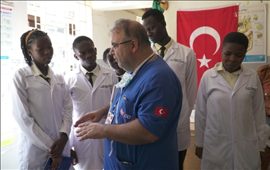 أوغندا.. أطباء أتراك متطوعون يواصلون تقديم خدماتهم الطبية