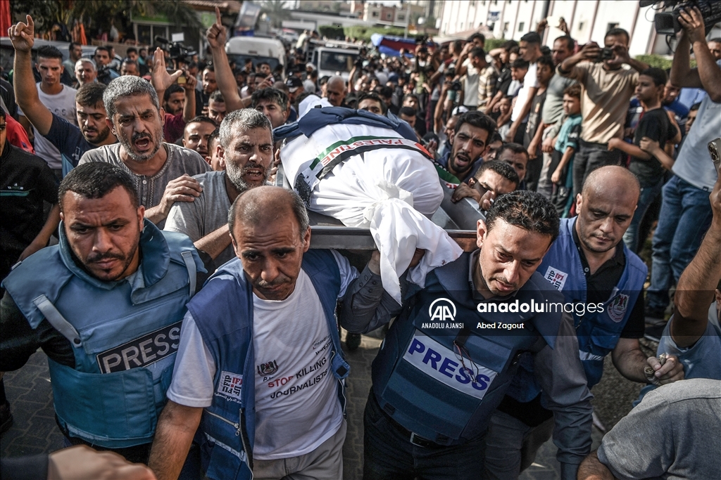 İsrail saldırılarında öldürülen Filistin TV muhabiri Ebu Hatab'ın cenaze töreni