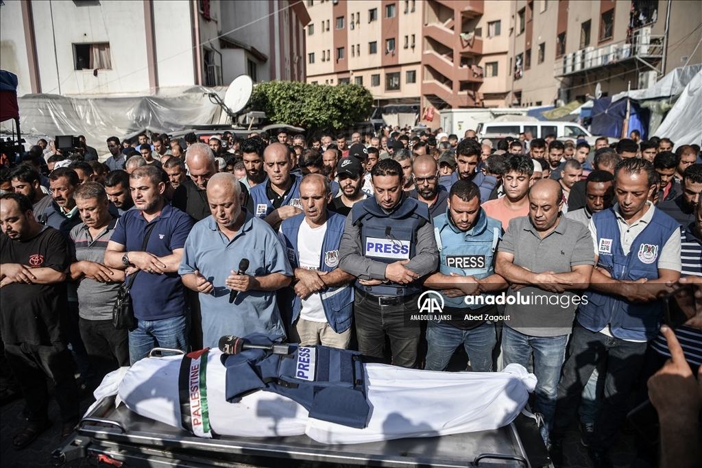 İsrail saldırılarında öldürülen Filistin TV muhabiri Ebu Hatab'ın cenaze töreni