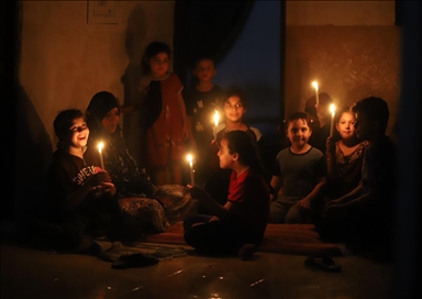 الفلسطينيون يستخدمون الشموع بعد انقطاع الكهرباء في غزة