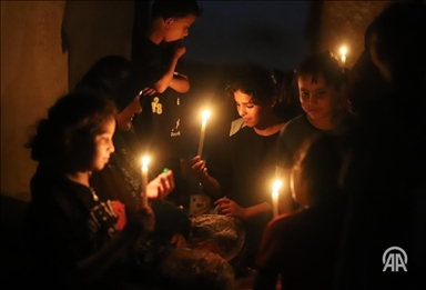 Des familles palestiniennes allument des bougies dans leurs maisons en raison des coupures d'électricité