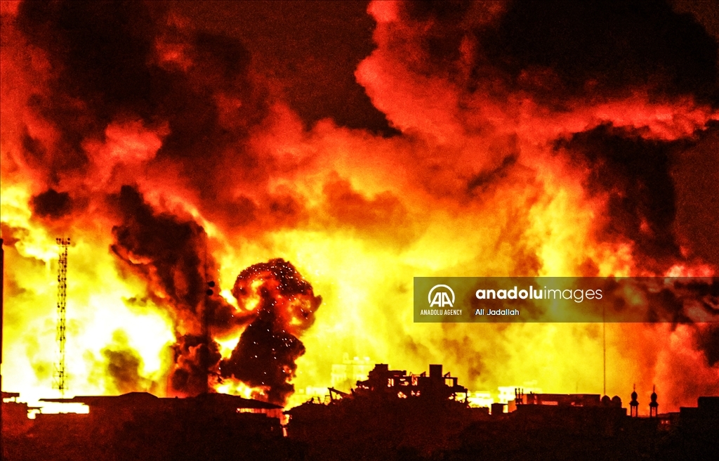 Израиль продолжает наносить удары по сектору Газа