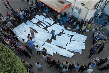 Les proches des Palestiniens tués par les frappes aériennes israéliennes accomplissent une prière funéraire dans la ville de Deir Al-Balah, à Gaza