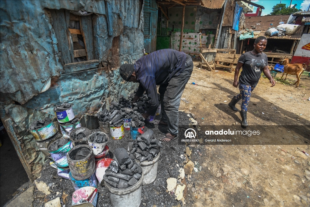 Жители трущоб в Кении добывают уголь примитивными методами