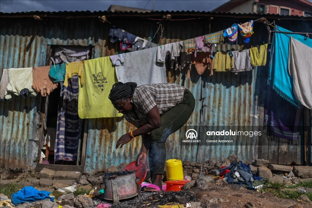 Жители трущоб в Кении добывают уголь примитивными методами