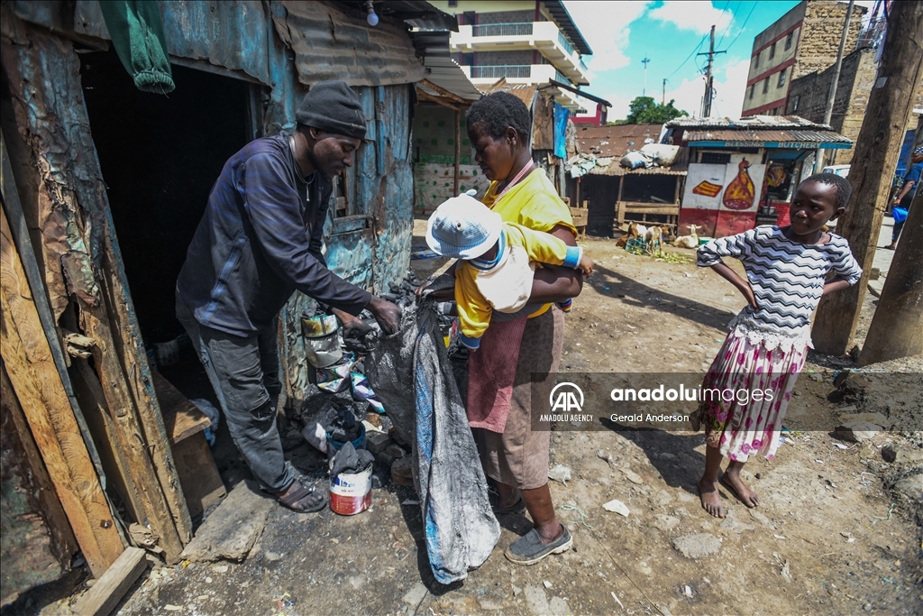 Жители трущоб в Кении добывают уголь примитивными методами