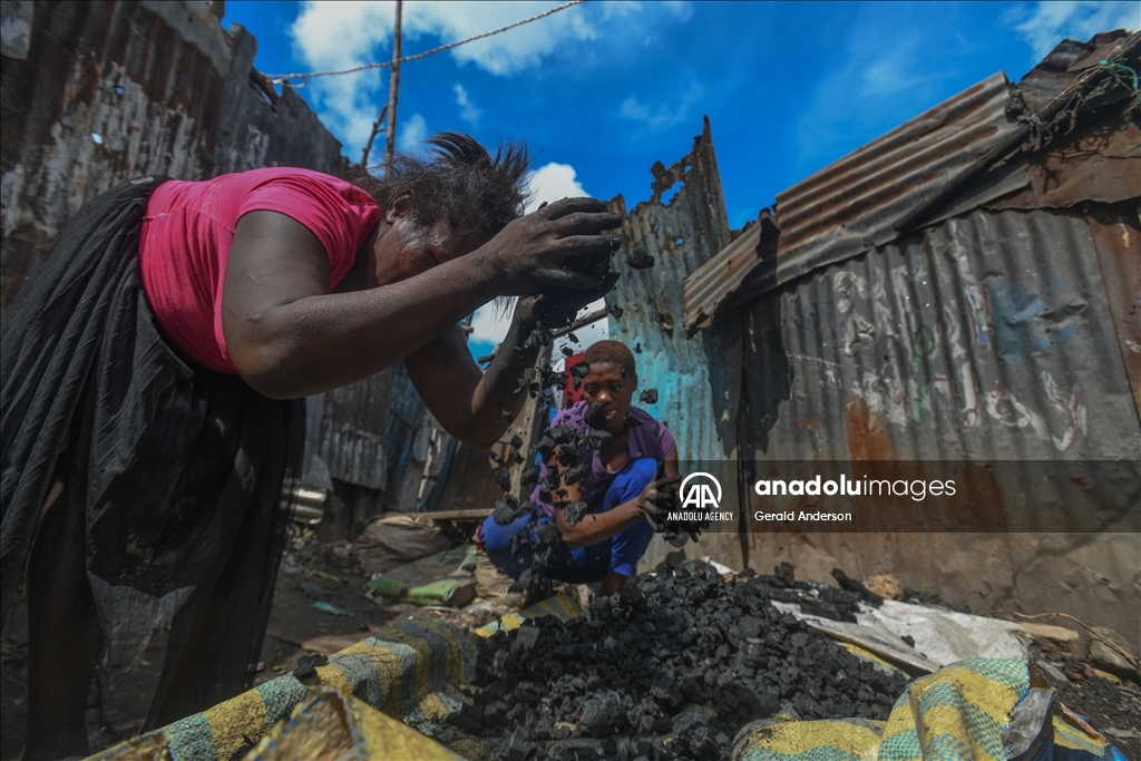 Жители трущоб в Кении добывают уголь примитивными методами