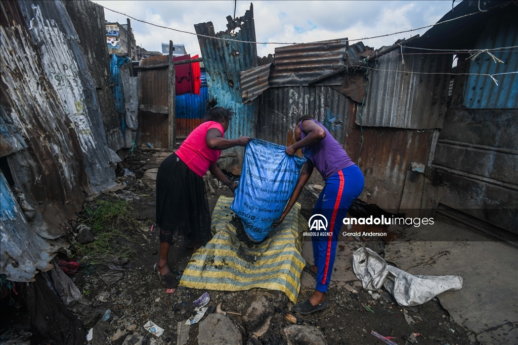 Жители трущоб в Кении добывают уголь примитивными методами