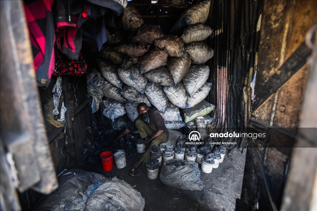 Жители трущоб в Кении добывают уголь примитивными методами