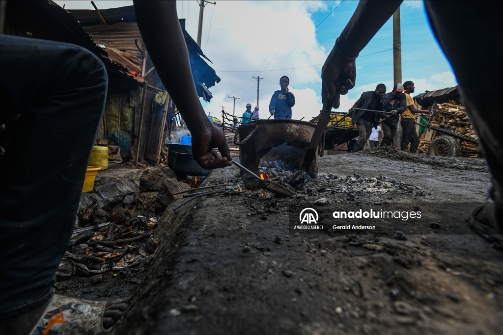 Жители трущоб в Кении добывают уголь примитивными методами