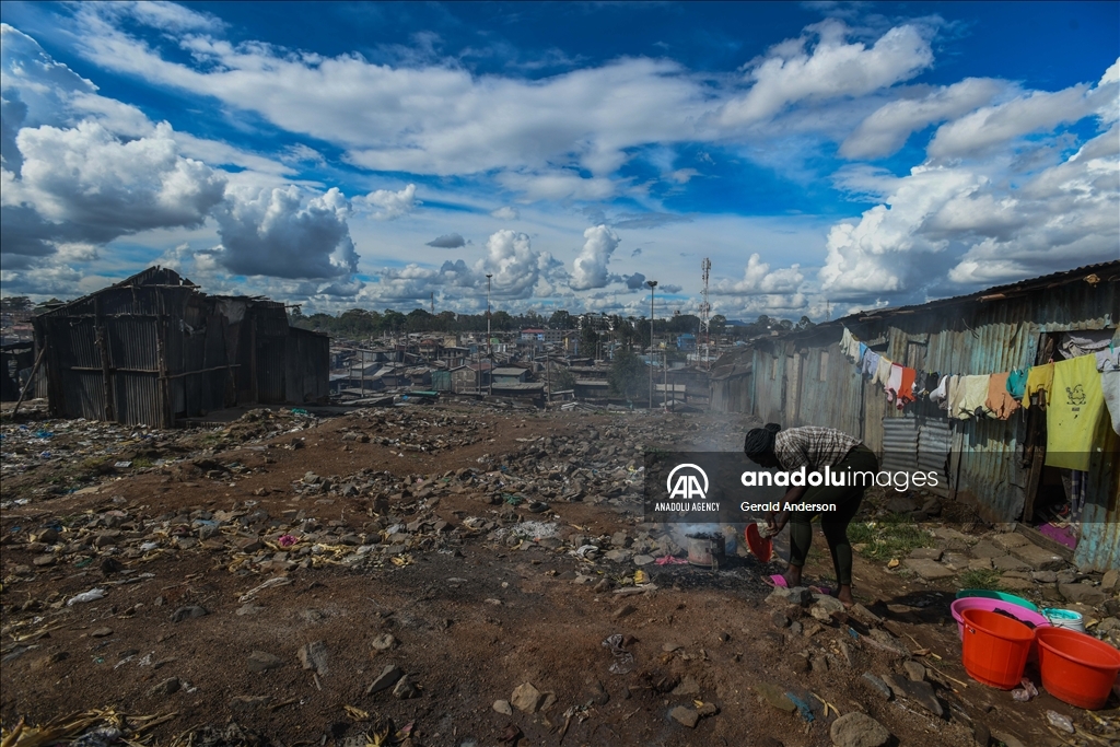 Жители трущоб в Кении добывают уголь примитивными методами