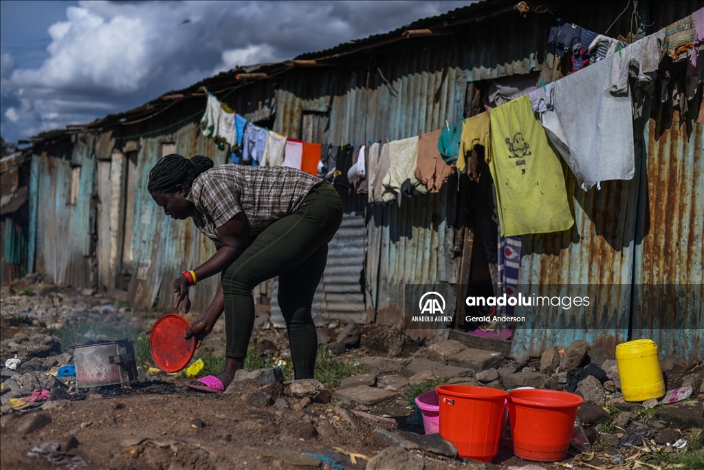 Жители трущоб в Кении добывают уголь примитивными методами