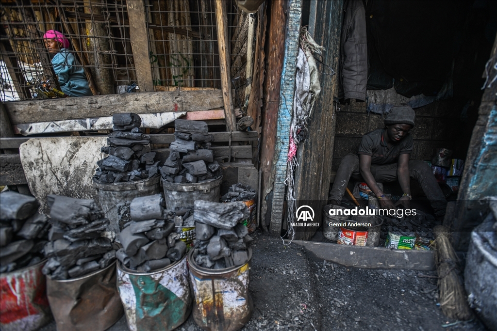 Жители трущоб в Кении добывают уголь примитивными методами