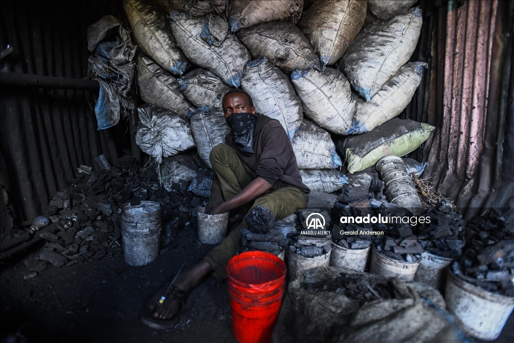 Жители трущоб в Кении добывают уголь примитивными методами