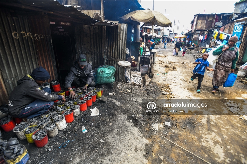 Жители трущоб в Кении добывают уголь примитивными методами