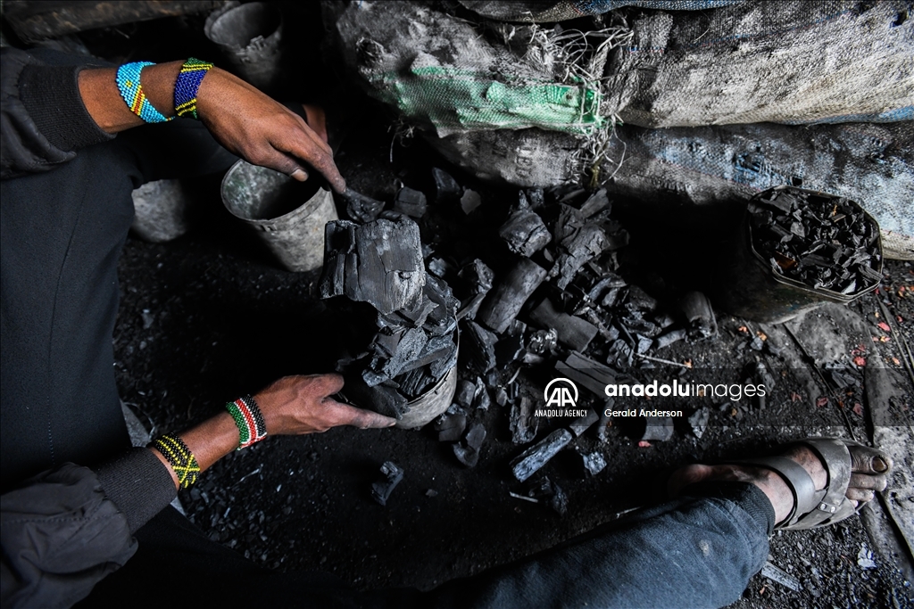 Жители трущоб в Кении добывают уголь примитивными методами