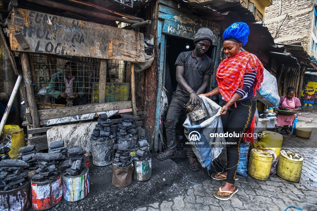 Kenya kömür satıcılarının zorlu mesaisi