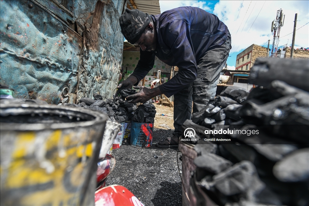 Жители трущоб в Кении добывают уголь примитивными методами