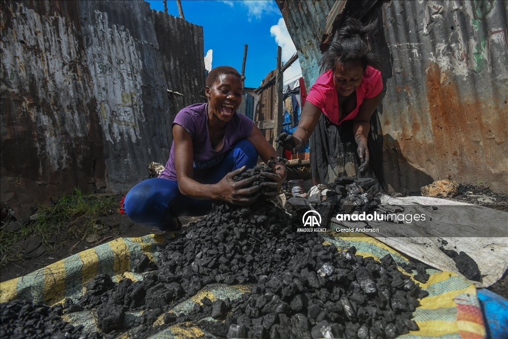 Жители трущоб в Кении добывают уголь примитивными методами