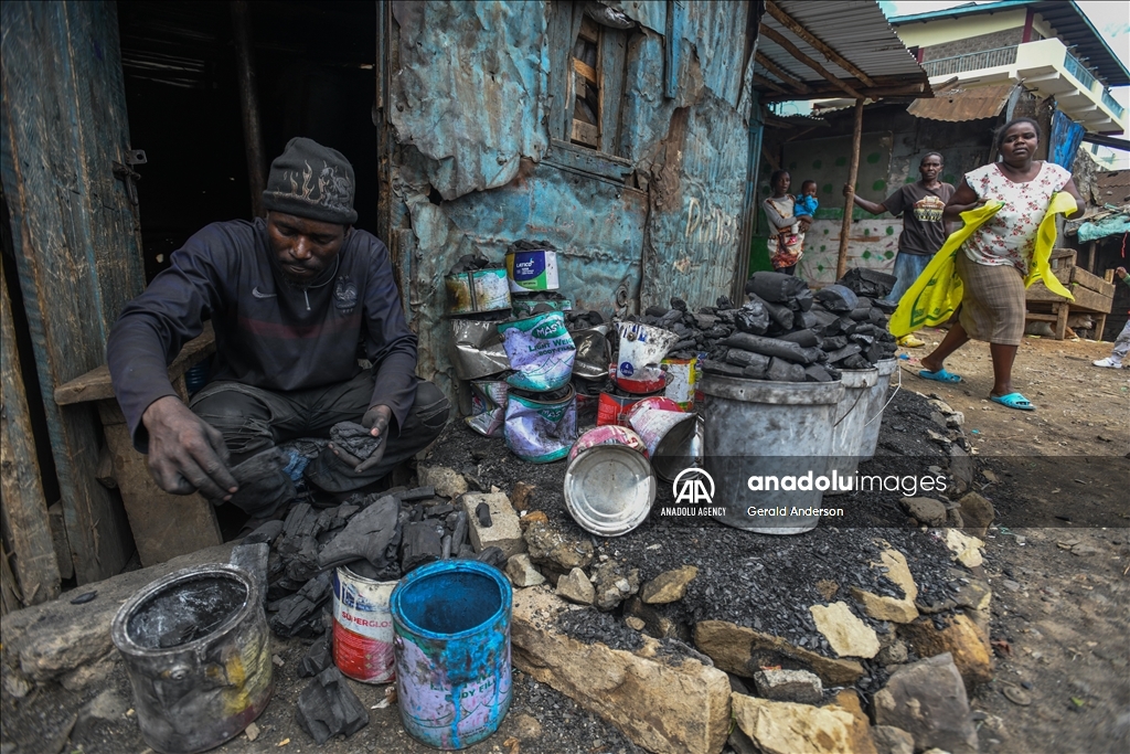 Жители трущоб в Кении добывают уголь примитивными методами