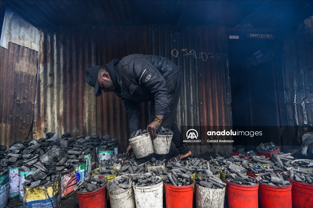 Жители трущоб в Кении добывают уголь примитивными методами