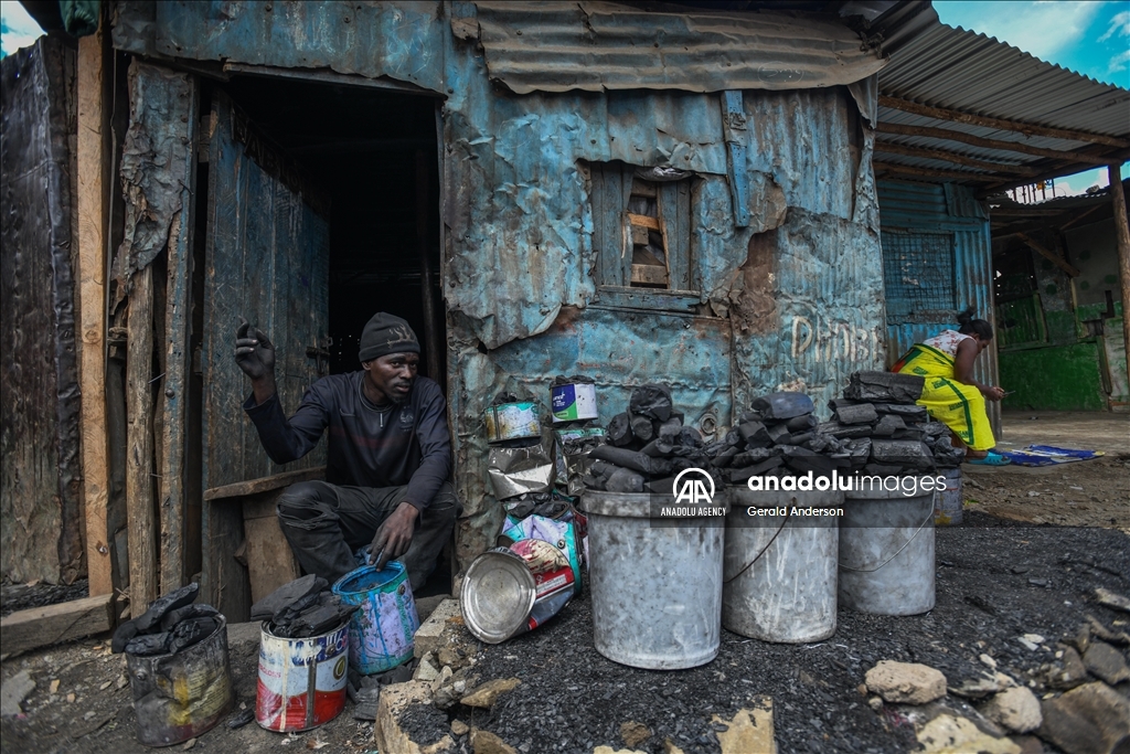 Жители трущоб в Кении добывают уголь примитивными методами