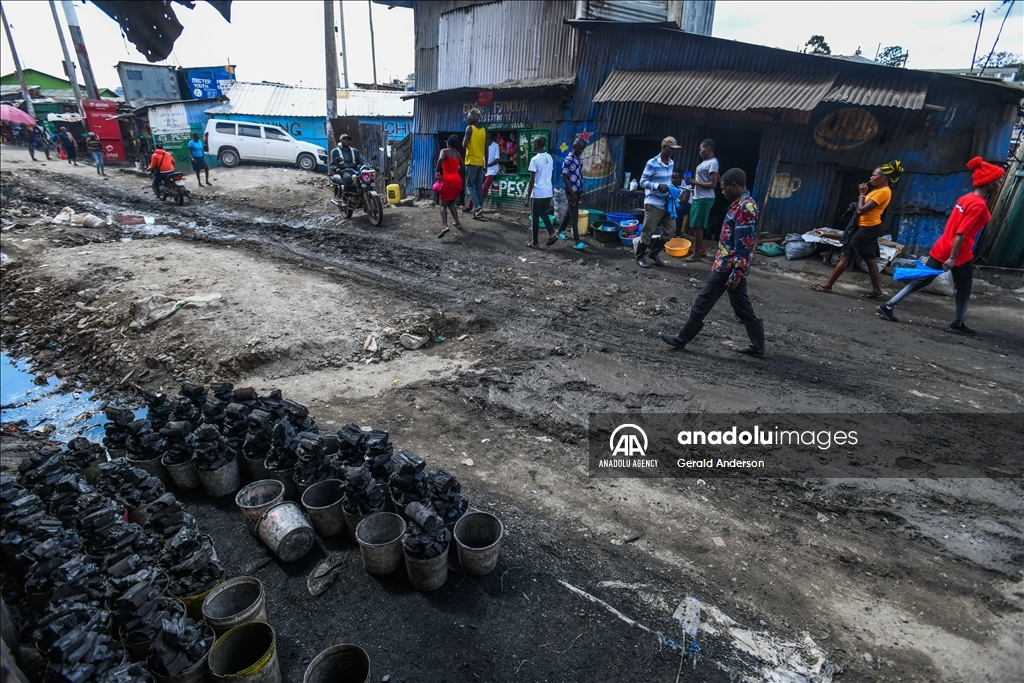 Жители трущоб в Кении добывают уголь примитивными методами