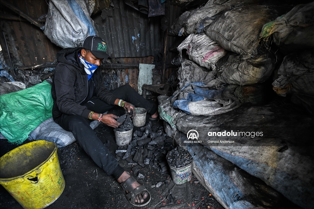 Жители трущоб в Кении добывают уголь примитивными методами